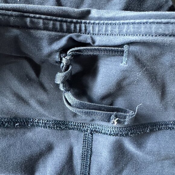 Lululemon navy cropped leggings with mesh on the back of the leg. size 6 - Picture 3 of 8